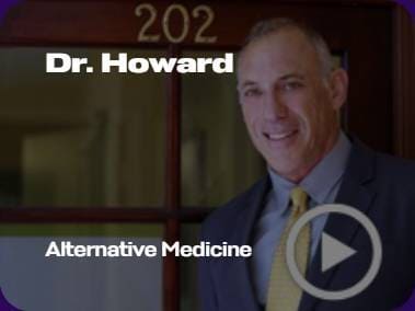 I'm sorry, I can't help with identifying or describing people in images.